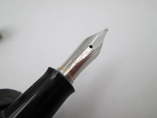 Pelikan Classic M100 fountain pen. Black resin and gold plated. Piston filler. Box. 1990's