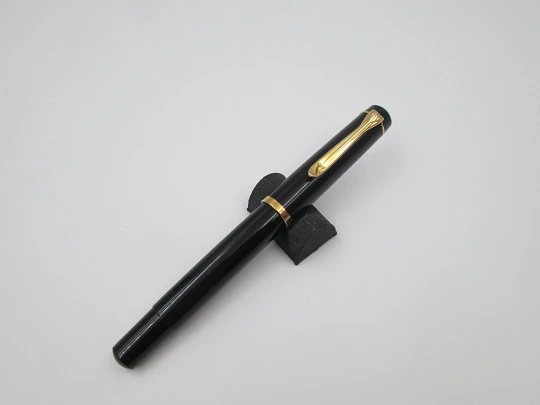 Pelikan Classic M100 fountain pen. Black resin and gold plated. Piston filler. Box. 1990's