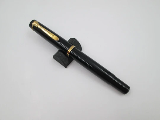 Pelikan Classic M100 fountain pen. Black resin and gold plated. Piston filler. Box. 1990's