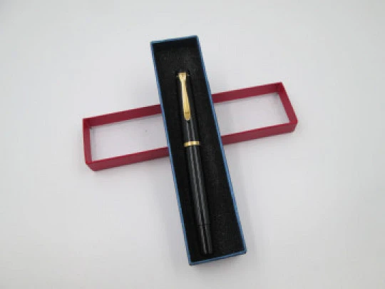 Pelikan Classic M100. Resina negra y detalles chapados oro. Carga émbolo. Caja. 1990