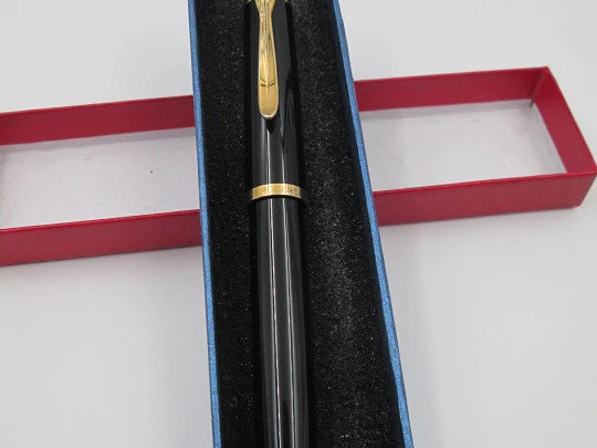 Pelikan Classic M100. Resina negra y detalles chapados oro. Carga émbolo. Caja. 1990
