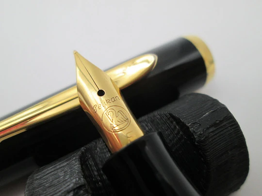 Pelikan Classic M100. Resina negra y detalles chapados oro. Émbolo. Plumín fino. 1990