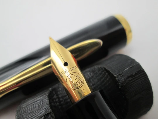 Pelikan Classic M100. Resina negra y detalles chapados oro. Émbolo. Plumín fino. 1990