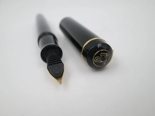 Pelikan Classic M100. Resina negra y detalles chapados oro. Émbolo. Plumín fino. 1990