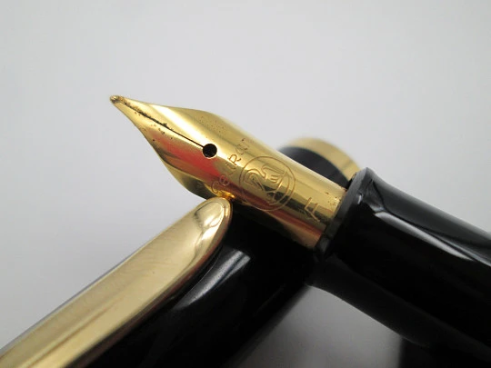 Pelikan Classic M200 fountain pen. Black resin. 24k gold plated details. Piston filler