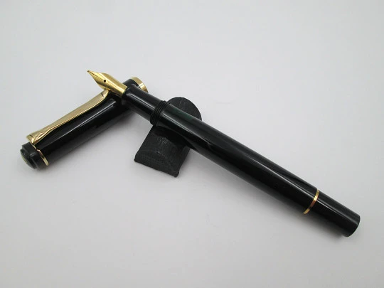 Pelikan Classic M200 fountain pen. Black resin. 24k gold plated details. Piston filler