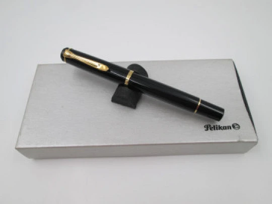 Pelikan Classic M200 fountain pen. Black resin. 24k gold plated details. Piston filler. Box