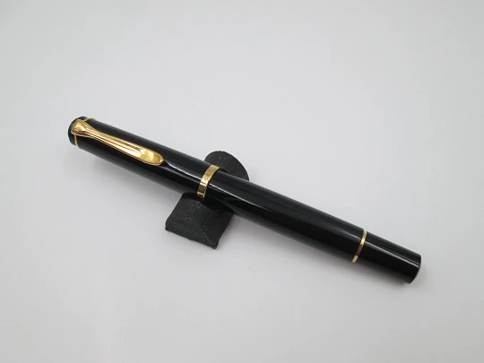 Pelikan Classic M200 fountain pen. Black resin. 24k gold plated details. Piston filler. Box