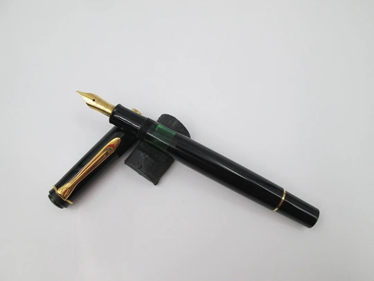 Pelikan Classic M200 fountain pen. Black resin. 24k gold plated details. Piston filler. Box