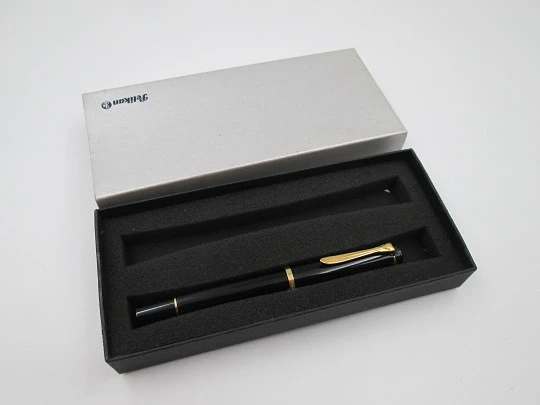 Pelikan Classic M200 fountain pen. Black resin. 24k gold plated details. Piston filler. Box
