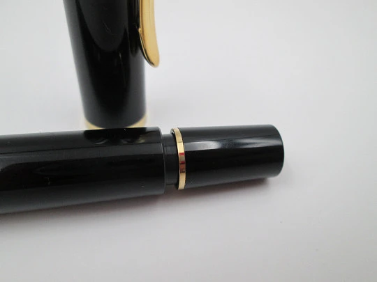 Pelikan Classic M200 fountain pen. Black resin. 24k gold plated details. Piston filler. Box