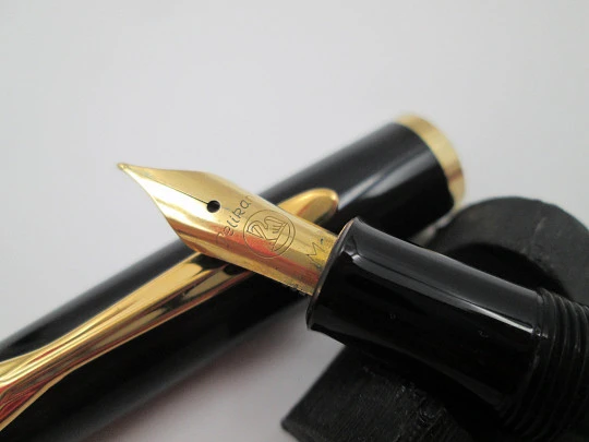 Pelikan Classic M200 fountain pen. Black resin. 24k gold plated details. Piston filler. Box