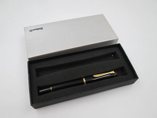 Pelikan Classic M200. Resina negra y detalles chapados oro 24k. Émbolo. Caja. 2000