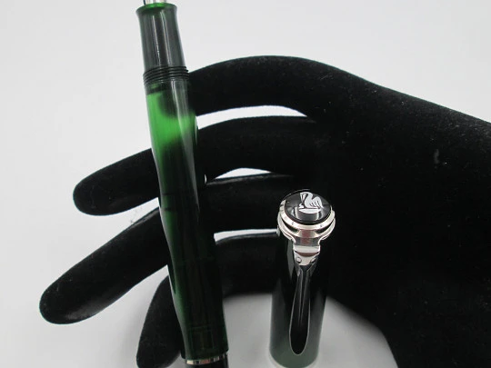 Pelikan Classic M205 Olivine fountain pen. Translucent green resin. Rhodium-plated trims Pelikan Classic M205 Olivine fountain pen. Translucent green resin. Rhodium-plated trims