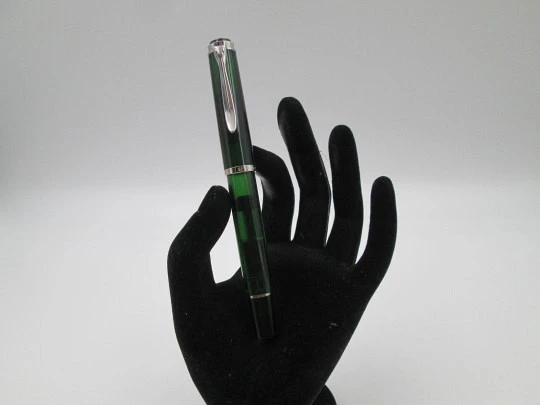 Pelikan Classic M205 Olivine fountain pen. Translucent green resin. Rhodium-plated trims Pelikan Classic M205 Olivine fountain pen. Translucent green resin. Rhodium-plated trims