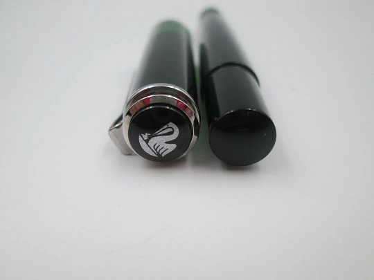 Pelikan Classic M205 Olivine fountain pen. Translucent green resin. Rhodium-plated trims Pelikan Classic M205 Olivine fountain pen. Translucent green resin. Rhodium-plated trims