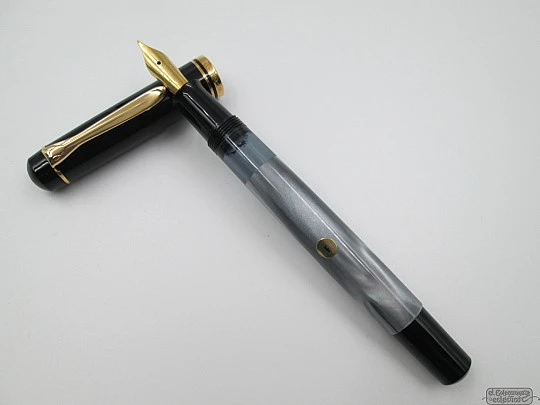 Pelikan M200. Black and grey marble resin. Gold plated. 1980's. Piston filler