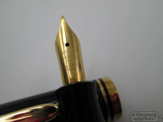 Pelikan M200. Black and grey marble resin. Gold plated. 1980's. Piston filler