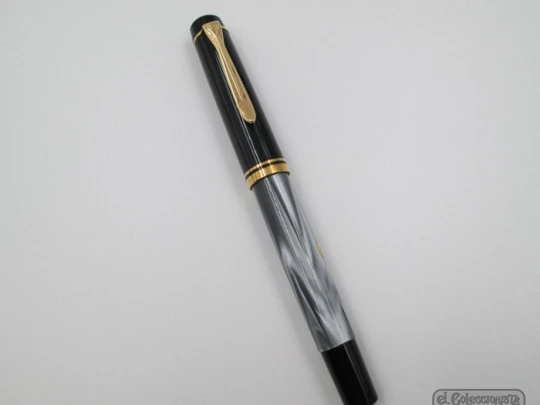 Pelikan M200. Black and grey marble resin. Gold plated. 1980's. Piston filler