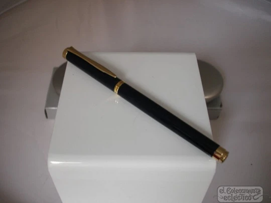 Pelikan P381. 1990's. 14K gold nib. Blue lacquer. Original box