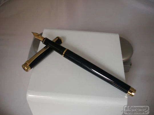 Pelikan P381. 1990's. 14K gold nib. Blue lacquer. Original box