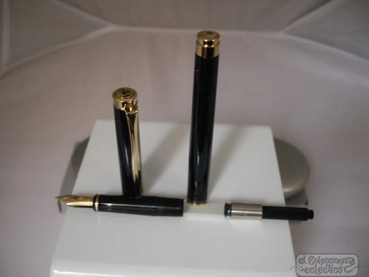 Pelikan P381. 1990's. 14K gold nib. Blue lacquer. Original box