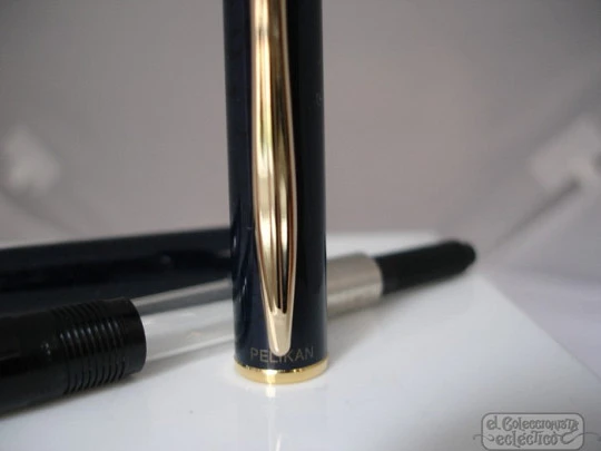 Pelikan P381. 1990's. 14K gold nib. Blue lacquer. Original box