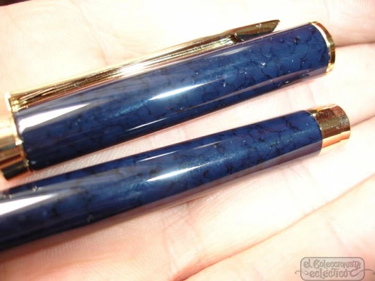 Pelikan P381. 1990's. 14K gold nib. Blue lacquer. Original box