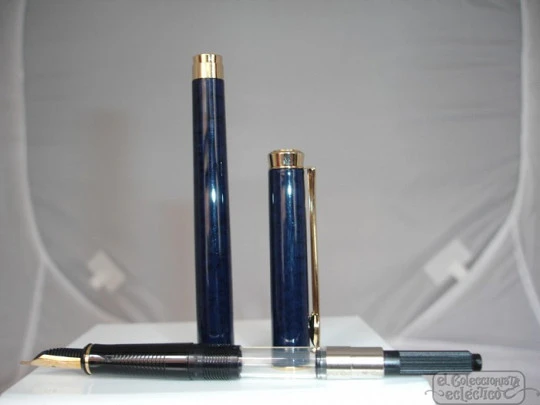 Pelikan  P381. Años 90. Plumín oro 14 quilates. Laca azul. Estuche