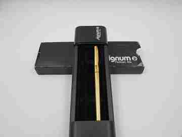 Pelikan Signum P605. Chapada en oro y sección negra. Plumín 14k. Estuche. 1980