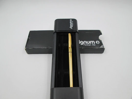 Pelikan Signum P605. Chapada en oro y sección negra. Plumín 14k. Estuche. 1980