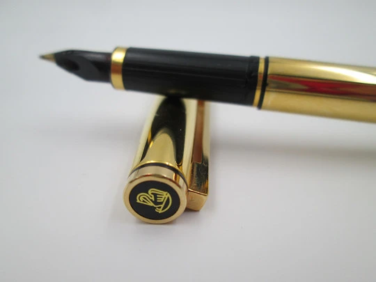 Pelikan Signum P605. Chapada en oro y sección negra. Plumín 14k. Estuche. 1980