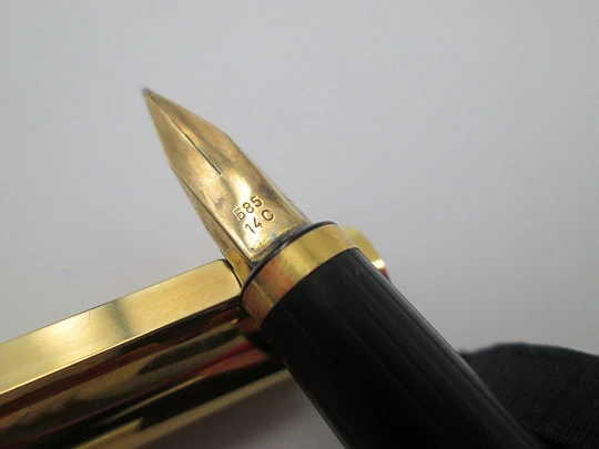 Pelikan Signum P605. Chapada en oro y sección negra. Plumín 14k. Estuche. 1980