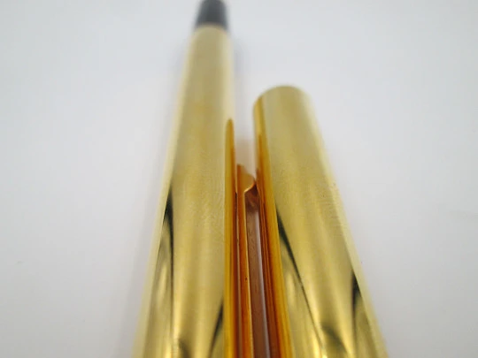 Pelikan Signum P605. Chapada en oro y sección negra. Plumín 14k. Estuche. 1980