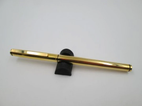 Pelikan Signum P605. Chapada en oro y sección negra. Plumín 14k. Estuche. 1980