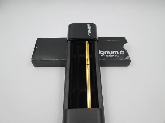 Pelikan Signum P605. Gold plated and black section. Original box. 14k nib. 1980's