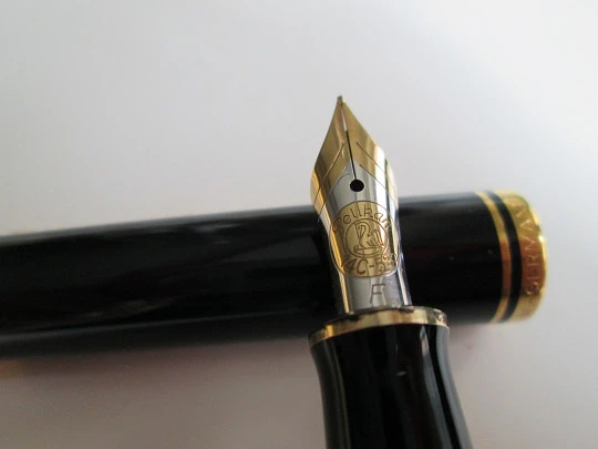 Pelikan Souverän M 400. Black resin & gold plated. Box and inkwell. 14k