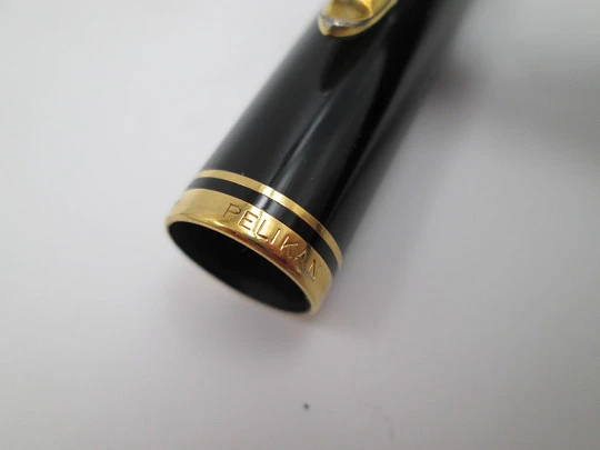 Pelikan Souverän M 400. Black resin & gold plated. Box and inkwell. 14k