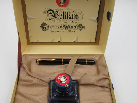 Pelikan Souverän M 400. Black resin & gold plated. Box and inkwell. 14k