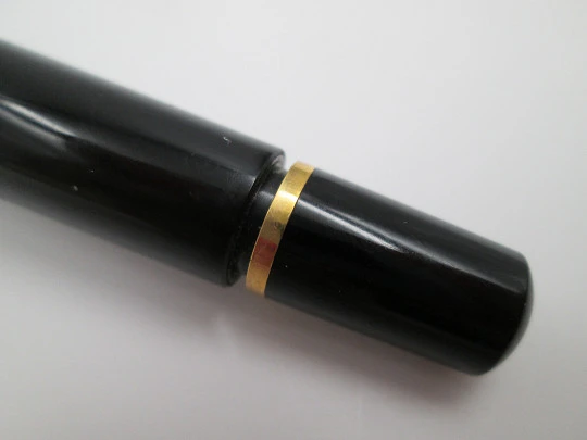 Pelikan Souverän M 400. Resina negra y chapados oro. Estuche y tintero. 14k