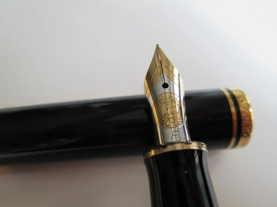 Pelikan Souverän M 400. Resina negra y chapados oro. Estuche y tintero. 14k