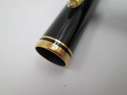 Pelikan Souverän M 400. Resina negra y chapados oro. Estuche y tintero. 14k