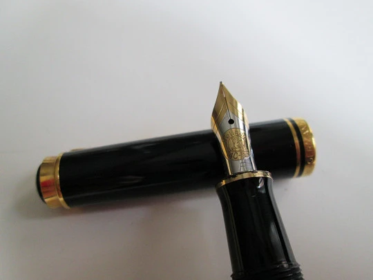 Pelikan Souverän M 400. Resina negra y chapados oro. Estuche y tintero. 14k