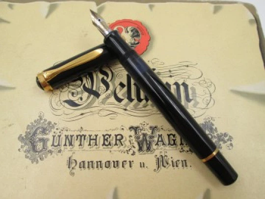 Pelikan Souverän M 400. Resina negra y chapados oro. Estuche y tintero. 14k