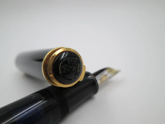 Pelikan Souverän M 400. Resina negra y chapados oro. Estuche y tintero. 14k