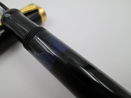 Pelikan Souverän M 400. Resina negra y chapados oro. Estuche y tintero. 14k