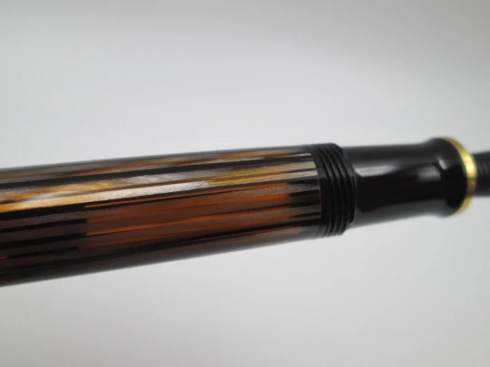 Pelikan Souverän M400 fountain pen. Black resin cap and striped tortoiseshell body. 1990's Pelikan Souverän M400 fountain pen. Black resin cap and striped tortoiseshell body. 1990's