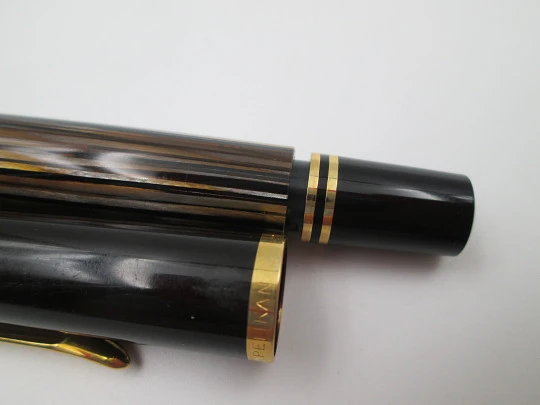 Pelikan Souverän M400 fountain pen. Black resin cap and striped tortoiseshell body. 1990's Pelikan Souverän M400 fountain pen. Black resin cap and striped tortoiseshell body. 1990's