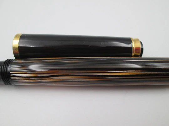 Pelikan Souverän M400 fountain pen. Black resin cap and striped tortoiseshell body. 1990's Pelikan Souverän M400 fountain pen. Black resin cap and striped tortoiseshell body. 1990's