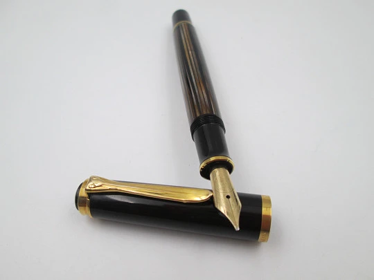 Pelikan Souverän M400 fountain pen. Black resin cap and striped tortoiseshell body. 1990's Pelikan Souverän M400 fountain pen. Black resin cap and striped tortoiseshell body. 1990's